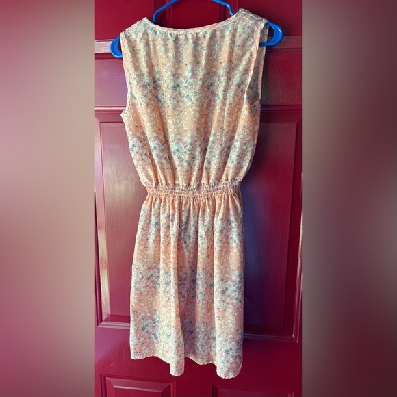 Light pink sleeveless dress with floral design, elastic waist - Picture 2 of 4